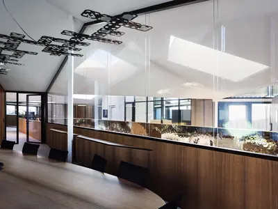 Brüstungsglas mit Doppelverglasung auf Mooreiche im Bürogebäude Vaduz