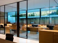 Einscheibenverglasung als Glaswand in einem hochwertigen Chefbüro