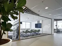 Einscheibenverglasung als Glaswand für einen modernen Meetingraum