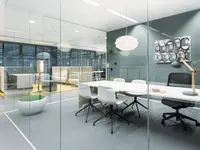 Einscheibenverglasung als transparente Bürotrennwand im Besprechungsraum