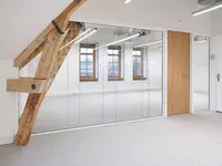 Einscheibenverglasung als transparente Glaswand im Innenausbau von Uniska