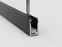 Schwarzes Aluminiumprofil als Detail einer Einscheibenverglasung