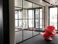 Einscheibenverglasung Loft als Glastrennwand mit schwarzen Sprossen im Büro