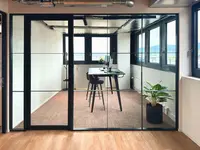 Einscheibenverglasung Loft mit Glastür als Bürotrennwand im Industrielook