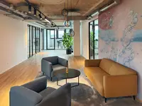 Einscheibenverglasung Loft im Industrielook als Glas-Trennwand im Wartebereich