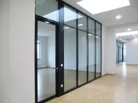 Doppelverglasung mit Alurahmen von Uniska AG als raumhohe Glas-Trennwand am Büroflur