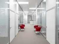 Doppelverglasung mit Alurahmen als Glas-Trennwand mit Sichtschutz am Büroflur