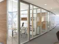 Doppelverglasung geklebt als flächenbündige Glas-Trennwand entlang eines Büroflurs