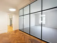 Glastrennwand mit Oberlicht von Uniska in einem denkmalgeschützten Gebäude