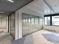 Raumhohe Doppelverglasung schafft transparente Bürostrukturen, klare Sichtachsen und helle Arbeitsbereiche mit hochwertiger Raumwirkung