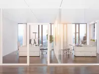 Ganzglaswand mit weissen Profilen schafft transparente Raumstrukturen und lichtdurchflutete Arbeitsbereiche mit eleganter Optik