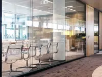 Doppelverglaste Ganzglaswände schaffen einen transparenten Konferenzraum mit hoher Aufenthaltsqualität und offener Raumwirkung