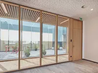 Holz-Glas-Doppelverglasung geklebt von Uniska mit integrierter Holztür und Blick auf die Terrasse