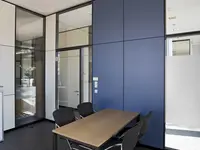 Kombination aus geschlossener Wand und Verglasung für flexible Büro- und Projektwelten