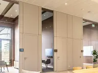 Überhohe Vollwand-Systemtrennwand mit integrierten Türen für moderne Büroarchitektur und repräsentative Arbeitsbereiche