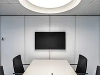 Vollwand-Systemtrennwand für Konferenz- und Meetingräume mit hoher akustischer Abschirmung und klarer Raumstruktur