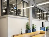 EI30 Brandschutz-Einscheibenverglasung mit Absturzsicherung für transparente Innenarchitektur und erhöhte Sicherheitsanforderungen