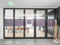 EI30 Brandschutz-Einscheibenverglasung mit Türsystem für sichere Raumtrennung und transparente Besprechungsbereiche im Innenausbau