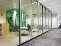 EI30 Brandschutz-Einscheibenverglasung mit grosszügigen Glasflächen für transparente Raumtrennung und sichere Kommunikationsbereiche