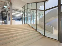 Geklebte Brandschutz-Verglasung EI30, EI60 oder EI90 mit gebogenen Glasflächen für Treppenbereiche, Sichtachsen und transparente Raumtrennung