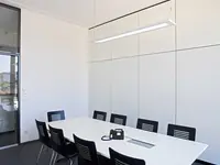 Brandschutz-Vollwand EI30 und EI60 für sichere Raumtrennung, Schallschutz und hochwertige Büro- und Konferenzbereiche