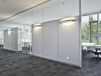 Brandschutz-Vollwand EI30 und EI60 mit Oblicht, Ganzglaswand und Feuerwiderstand für sichere Raumtrennung und offene Büroarchitektur