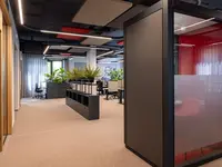 Uniska Raumlösung Cube schafft flexibel nutzbare Rückzugsorte für konzentriertes Arbeiten und Besprechungen innerhalb offener Büroflächen