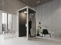 Raumlösung Cube für ungestörtes Arbeiten mit akustischer Abschirmung und flexibler Integration in moderne Büroflächen