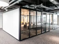 Freistehende Raumlösung Spaces für moderne Büros mit unabhängigen Besprechungsräumen und modularer Raumgestaltung