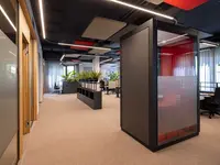 Uniska Spaces integriert freistehende Raumlösungen flexibel in bestehende Büroflächen und schafft Rückzugsorte für Fokusarbeit und Besprechungen
