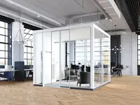 Raumlösung Spaces als freistehendes Raum-in-Raum-System für flexible Bürogestaltung, modulare Arbeitswelten und vielseitige Nutzungskonzepte