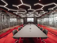 Lumee als freistehendes Raum-in-Raum-System aus Ganzglas für Besprechungen, Präsentationen und moderne Büroarchitektur mit integrierter Technik