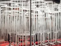 Lumee verbindet Ganzglasdesign mit integrierter Beleuchtung, Lüftung und Akustik zu einer technisch durchdachten Raum-in-Raum-Lösung