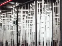 Uniska Lumee schafft hochwertige Ganzglas-Meetingkabinen mit integrierter Licht-, Akustik- und Lüftungstechnik für moderne Arbeitswelten