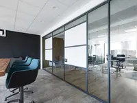 quint-it qi3 ist eine modulare Glaswand mit integrierten Whiteboard-, Glas- und Wandelementen für flexibel strukturierte Arbeitswelten und moderne Büroarchitektur