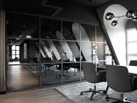 quint-it Ganzglaswand im Loft-Stil mit charakteristischen Querstreben schafft transparente Besprechungsräume mit markanter Industrieoptik und hochwertiger Raumgestaltung