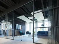 Einscheibenverglasung von quint-it mit Doppelflügeltüre im Industrie-Look für transparente Raumtrennung und moderne Büroarchitektur