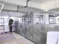 quint-it Einscheibenverglasung mit grossflächiger Sichtschutzfolie schafft transparente Arbeitsbereiche und verbindet Offenheit mit diskreter Privatsphäre