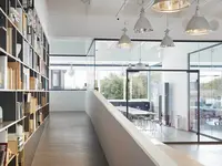 Ganzglaswand von quint-it mit Oberlicht und filigranen Profilen für transparente Raumtrennung, offene Büroarchitektur und maximale Lichtdurchlässigkeit