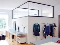 Ganzglas-Oberlicht von quint-it sorgt für transparente Raumtrennung, helle Raumkonzepte und moderne Innenarchitektur.
