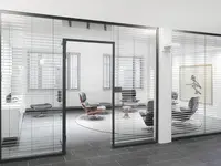 quint-it Einscheibenverglasung mit integrierter Jalousie verbindet transparente Raumtrennung mit flexiblem Sichtschutz für moderne Besprechungs- und Arbeitsbereiche