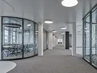 Individuell gefertigte Glas-Rundecken von Uniska in Doppelverglasung mit exakt berechnetem Radius und fugenloser Integration in moderne Raumkonzepte.