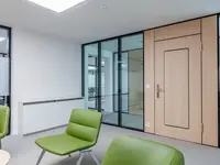 Flächenbündig integrierter Verbundlüfter von Uniska im Türsystem ermöglicht kontrollierten Luftaustausch ohne Unterbrechung der Doppelverglasung.