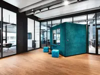 Massgefertigte Doppelverglasung von Uniska mit millimetergenauem Anschluss an eine Raum-in-Raum-Kabine und nahtloser Integration in das architektonische Gesamtkonzept.