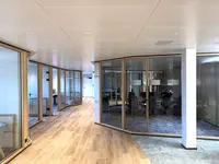 Gebogene Doppelverglasung von Uniska mit Rahmen aus gebürsteter Eiche verbindet hochwertige Materialien mit präziser Sondergeometrie und eleganter Raumgestaltung.