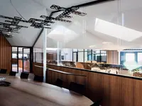 Individuelle Einscheibenverglasung von Uniska mit massgefertigten Profilen für komplexe Dachanschlüsse und anspruchsvolle architektonische Lösungen.