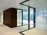 Massgefertigte Verglasung von Uniska verbindet edle Holzoberflächen mit grossflächigen Glaselementen für moderne Raumkonzepte in denkmalgeschützten Gebäuden.