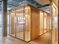 Individuelle Holz-Glas-Lösung von Uniska mit filigraner Verglasung und hochwertiger Schreinerarbeit für moderne Büro- und Objektarchitektur.