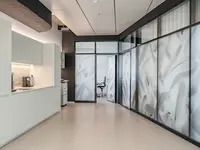 Geklebte Doppelverglasung von Uniska mit Sichtschutz als Glastrennwand in einem modernen Büroausbau.
