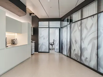 Geklebte Doppelverglasung von Uniska mit Sichtschutz als Glastrennwand in einem modernen Büroausbau.